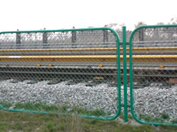 高速铁路防护栏 - 安平县沃达金属丝网制造有限公司图片3