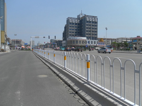 隔离带护栏网 - 安平县沃达金属丝网制造有限公司图片2