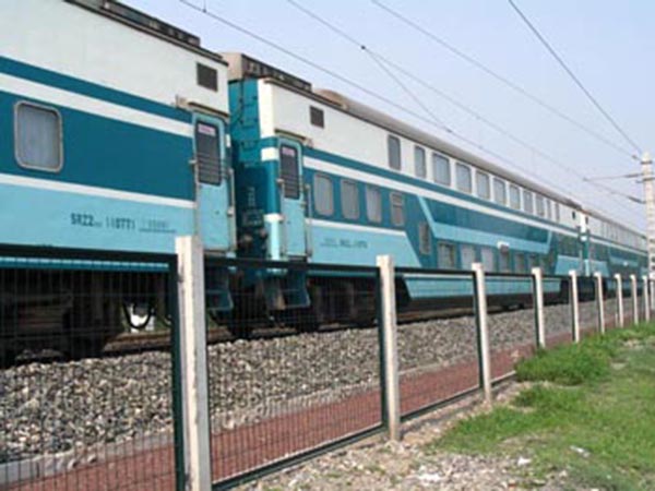 铁路防护栏 - 安平县沃达金属丝网制造有限公司图片3