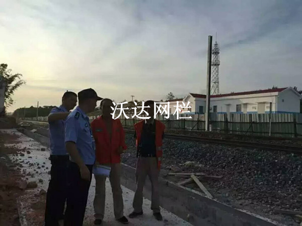 赣铁路客专刺丝滚笼项目工程 - 安平县沃达金属丝网制造有限公司图片2