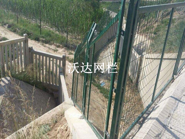 沪昆铁路贵州段防护栅栏护栏网项目