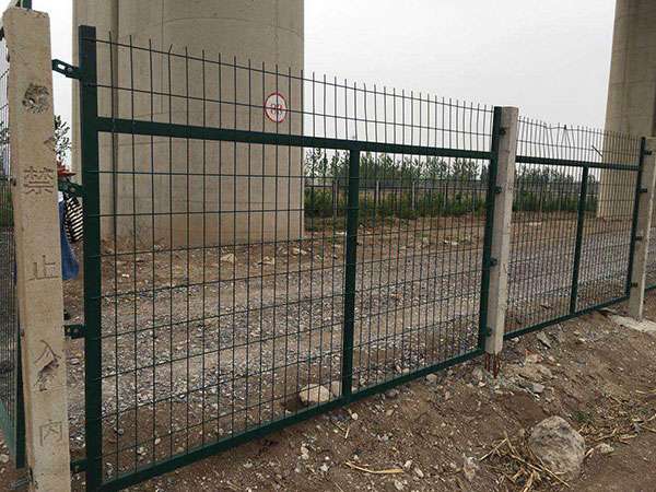 铁路桥下防护栅栏 - 安平县沃达金属丝网制造有限公司图片3