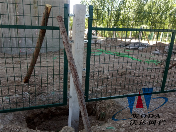 铁路护栏_金属栅栏网片工程案例 - 安平县沃达金属丝网制造有限公司图片6